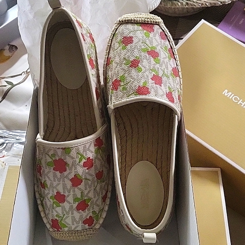 NWOT MK Ladies Espadrille, size 7, floral and Vanilla/cream color